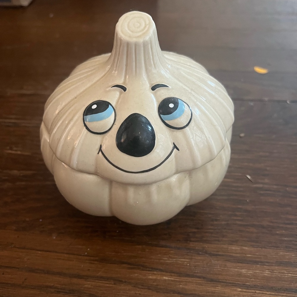 Kitschy ceramic garlic